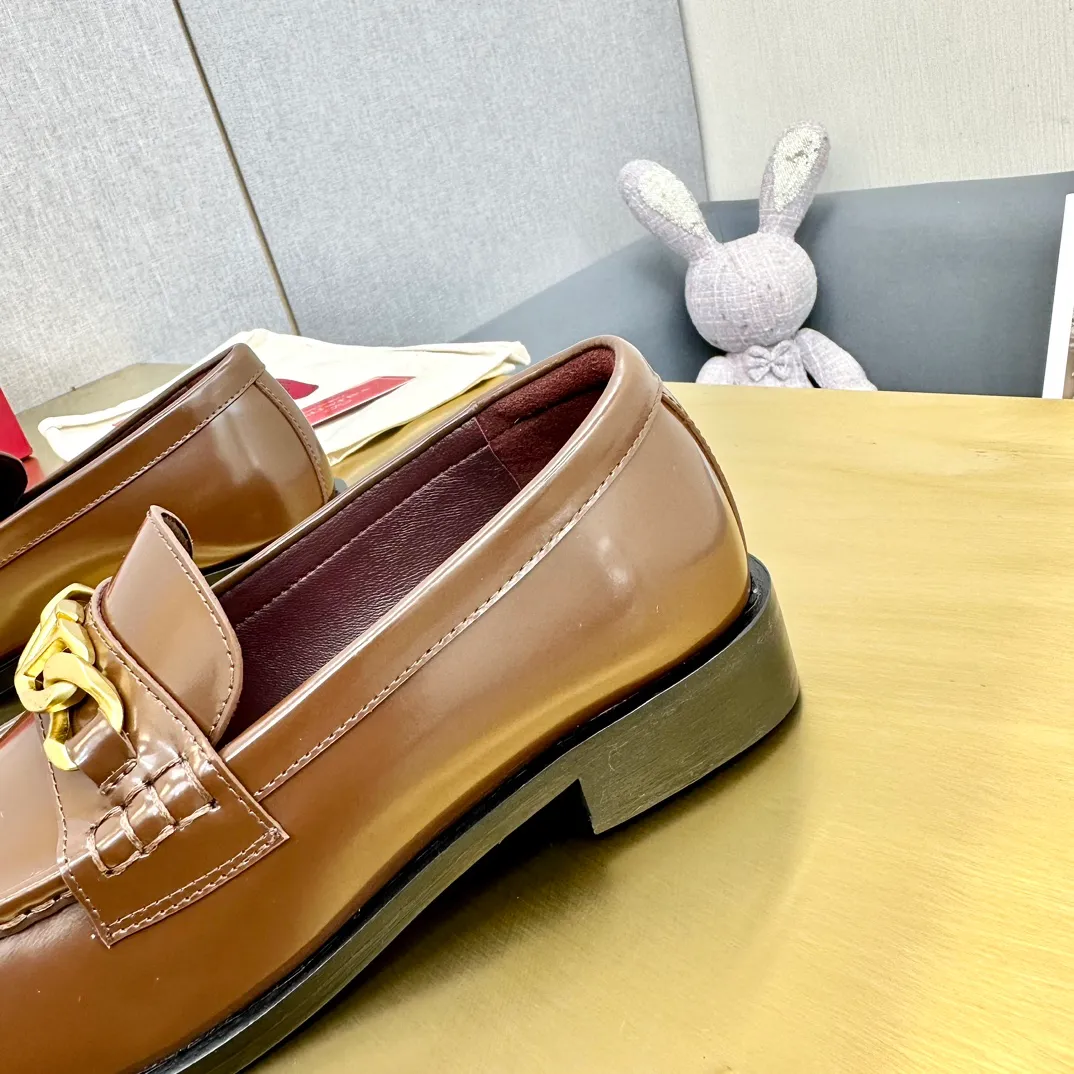 👟👟Ex-factory price 640👟👟 (genuine leather sole) 2024 [VALENTINO] Valentino's early spring fashionable slip-on loafers are hot new🆕 Versatile style with temperament💃🏻 Slay the whole audience immediately when you put it on [Love] The ultra-simple design is more timeless and attractive! Fashionable and neat feeling, it is a magic tool for increasing your height and slimming down ✨ The shoe collar is specially added with anti-wear latex! You won't feel tired after walking all day long🦶🏻 The upper is made of open-edge beaded cowhide fabric and matched with calfskin lining, which is full of texture. The bottom thickness is 4.0cm. Color: black, brown, coffee. Size: 35-40. Available from factory.